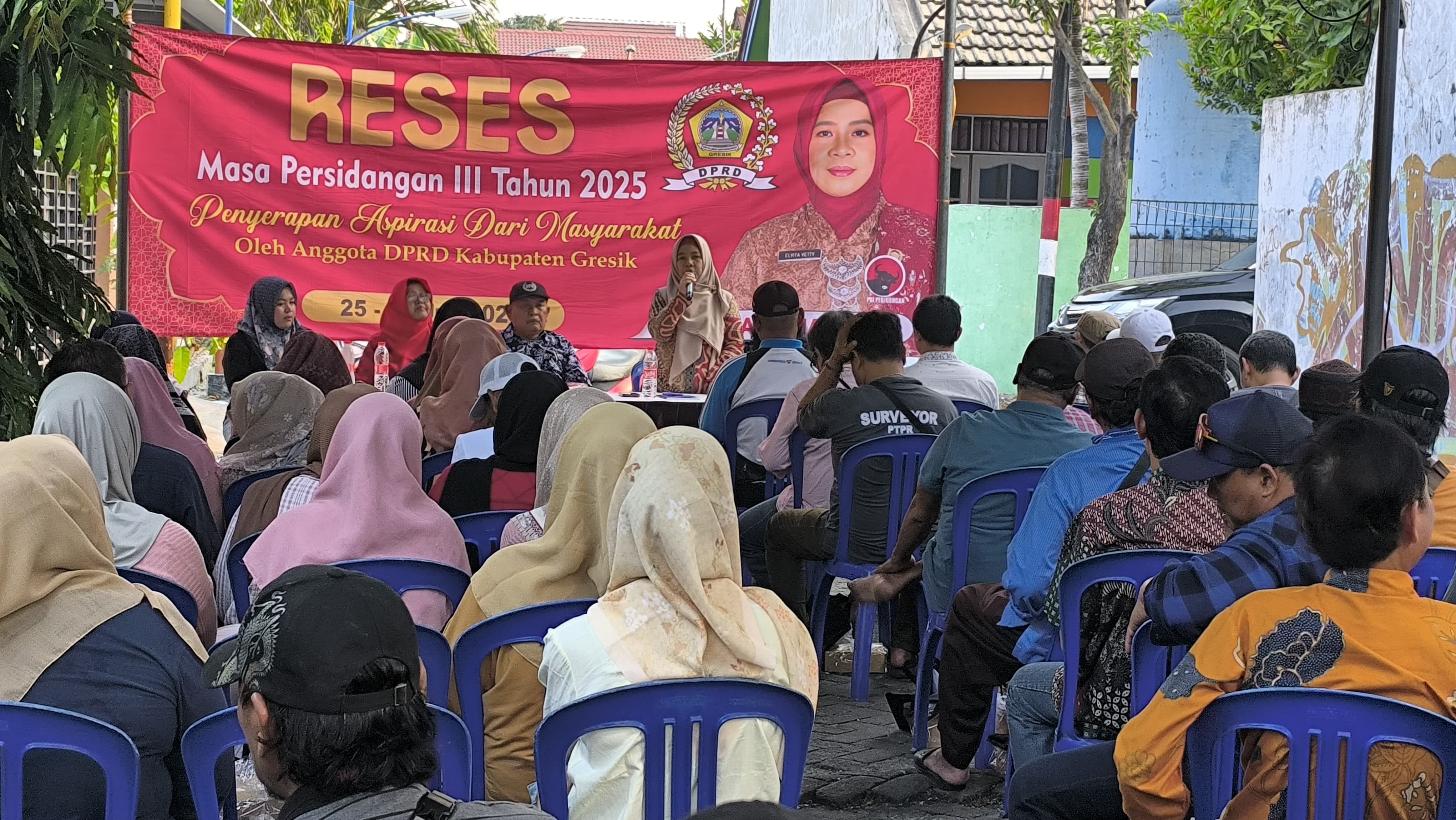 RESES &ndash; Anggota DPRD Gresik, Elvita Vetty saat menggelar reses masa persidangan III tahun 2025 di kediamannya, Jalan Jaksa Agung Suprapto, Gresik.