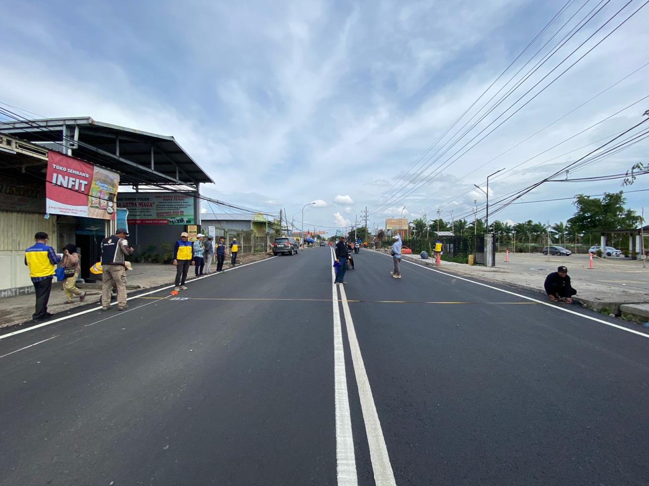 PENGUKURAN : Pelebaran Jalan Menganti tahun ini dilanjutkan di akhir Agustus atau awal September.