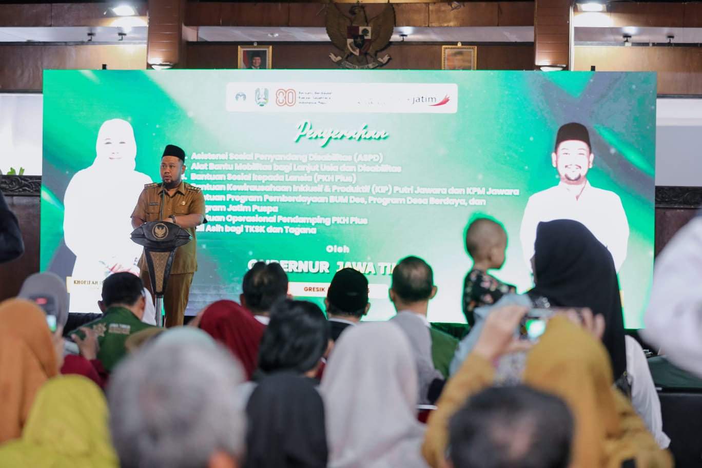 SAMBUTAN : Bupati Gresik Fandi Akhmad Yani saat sambutan di penyaluran Bantuan di Pendopo Kabupaten Gresik.