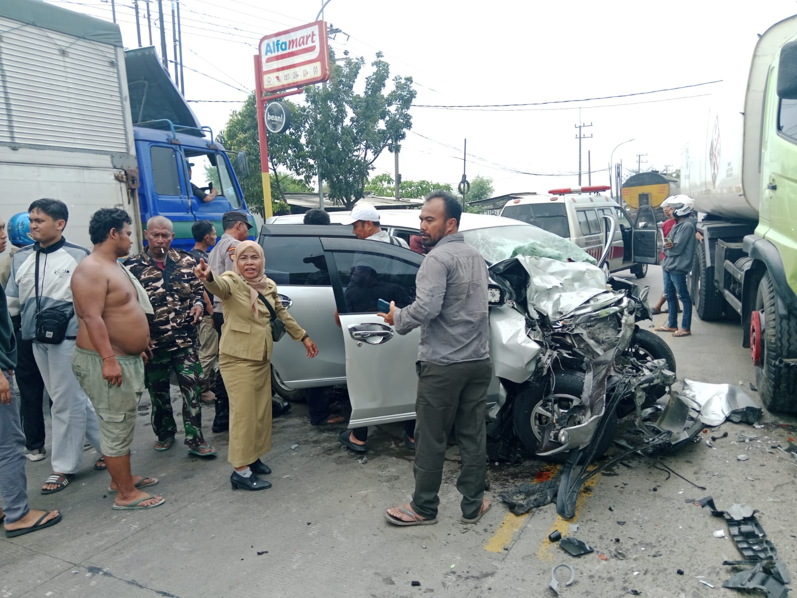 RINGSEK : Kondisi kendaraan mobil Toyota Avanza Nopol P 1673 AQ terlihat ringsek bagian depannya usai terlibat kecelakaan Truk Hino Tronton di depan SPBU Jalan Raya Desa Tebaloan Duduksampeyan.