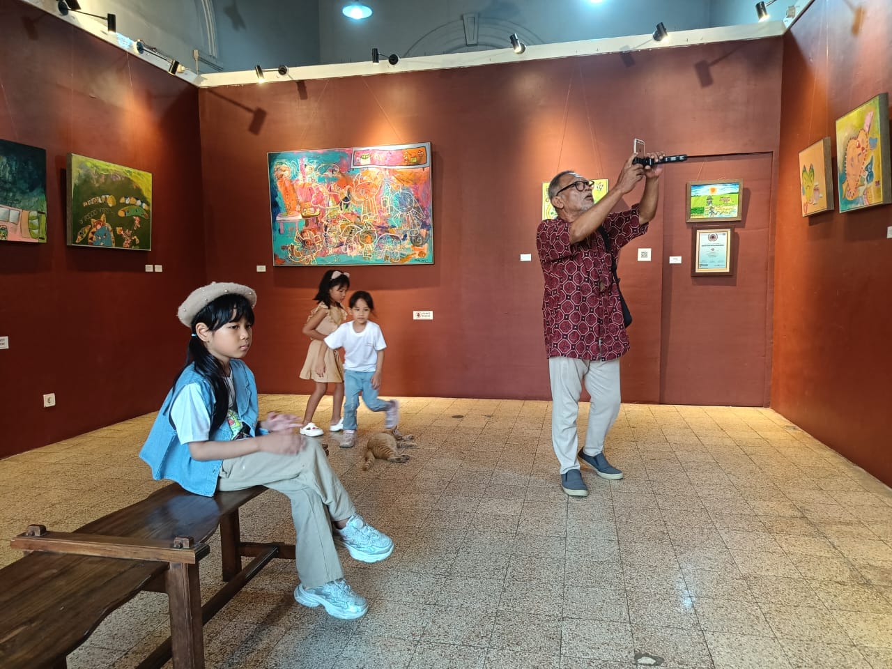 SENIMAN CILIK: Dalam pameran bertajuk "Ekspresi Imajinasi", Azzahra menghadirkan dunia yang hanya bisa lahir dari kepolosan dan kejernihan pikiran anak-anak.