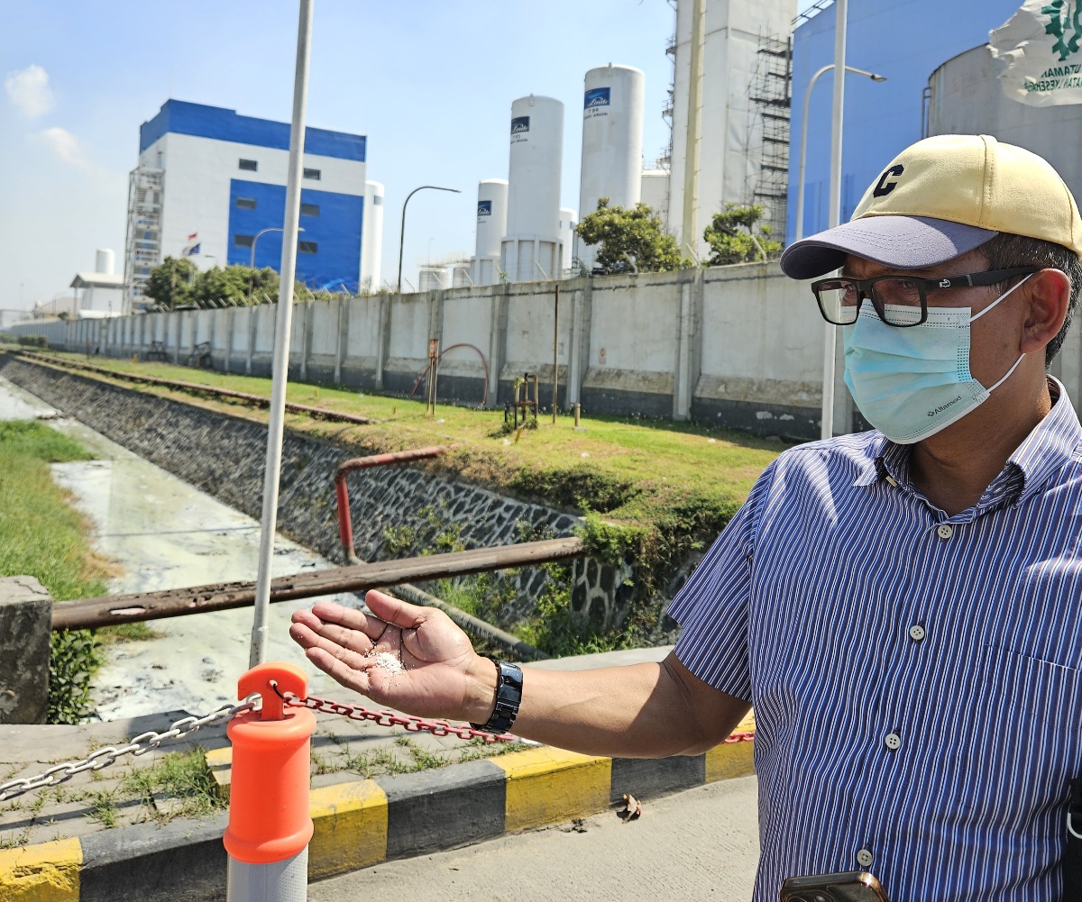 Gerak Cepat : Wakil Ketua Komisi III DPRD Gresik, Abdullah Hamdi mendatangi PT Linde usai peristiwa kebocoran tangki.