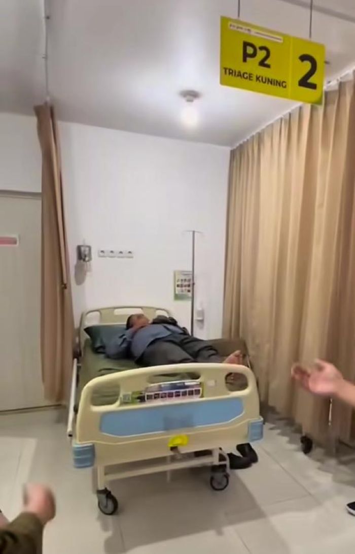 PERAWATAN : Warga saat mendapatkan perawatan di Rumah Sakit imbas kebocoran debu PT Linde Indonesia di Manyar, Gresik.