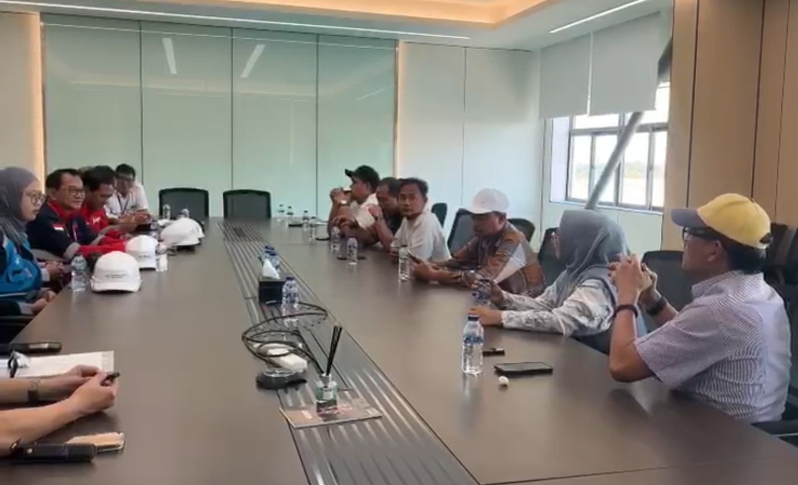 Rombongan Komisi III DPRD Gresik meluruk PT Xinyi Glass usai menemukan bukti dugaan pembuangan limbah sembarangan yang rugikan masyarakat lokal.