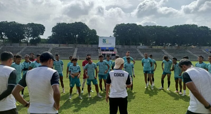 MEMIMPIN : Pelatih Djajang Nurjaman saat memimpin latihan Gresik United di Liga 2 musim lalu