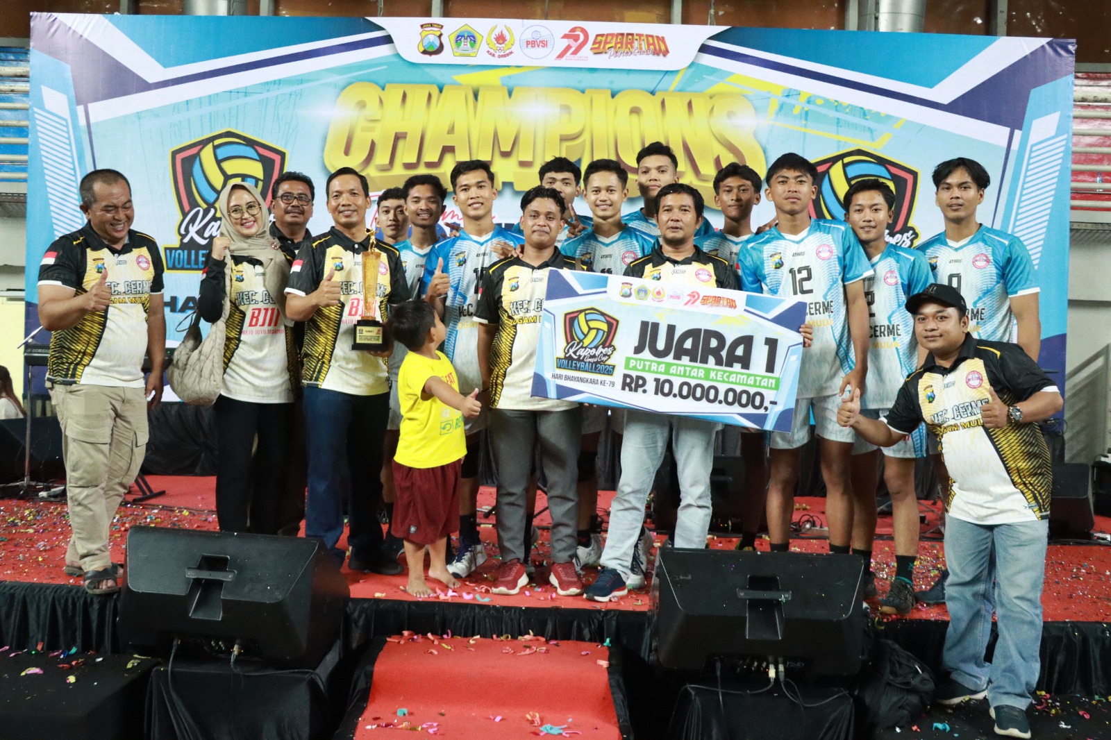 PEMBERIAN HADIAH : Bupati Gresik Fandi Ahmad Yani, Wakil Bupati dr. Asluchul Alif dan Wakapolres Polres Gresik Kompol Danu Anindhito Kuncoro Putro saat memberikan trophy juara  Turnamen Bola Voli Kapo