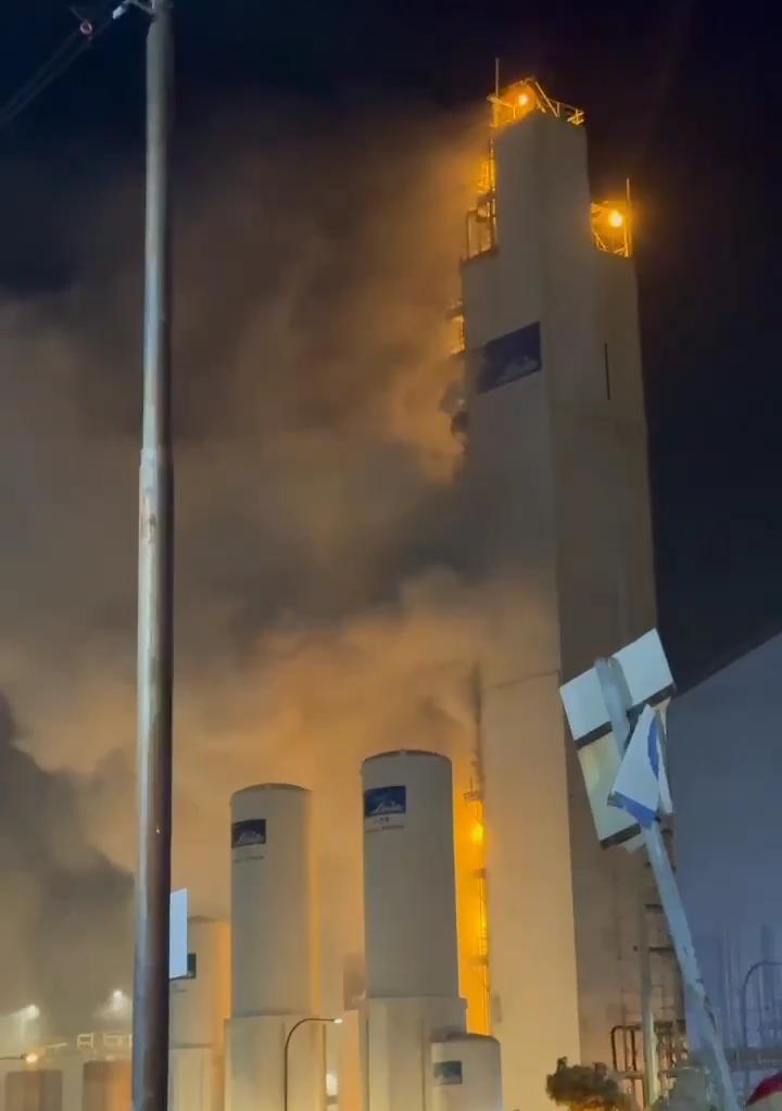 KELUAR ASAP : Diduga ada kebocoran asap dan material seperti debu warna putih di PT Linde di Desa Roomo, Kecamatan Manyar, Gresik warga alami sesak napas.