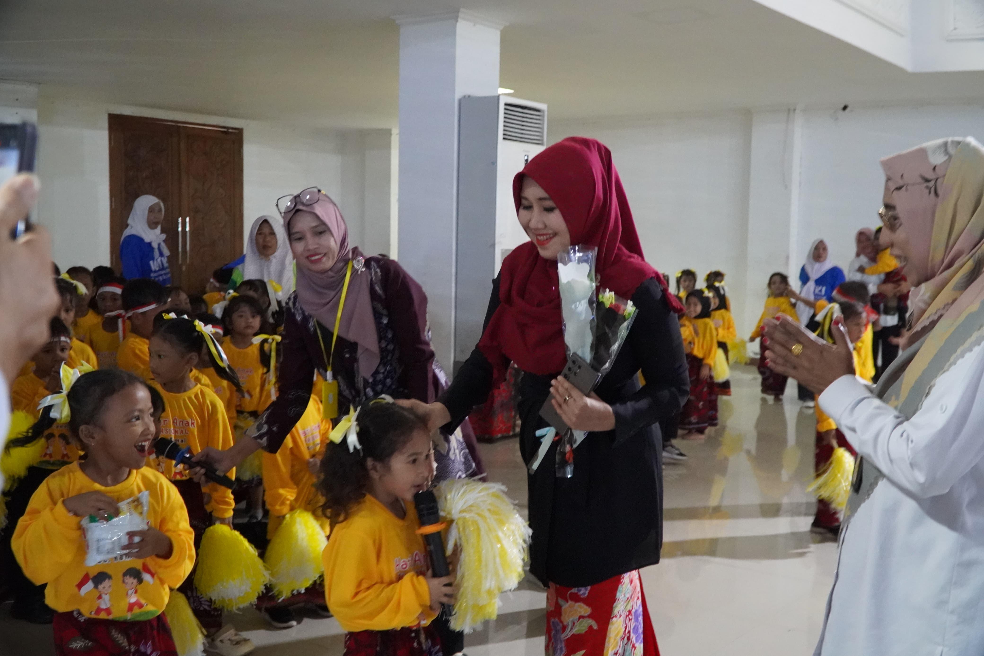 Terkenal sebagai senator perempuan cantik peraih suara tertinggi nasional non-petahana, Ning Lia tidak sekadar mengandalkan pesona atau popularitas, tetapi konsisten menapaki jalan yang berbeda.