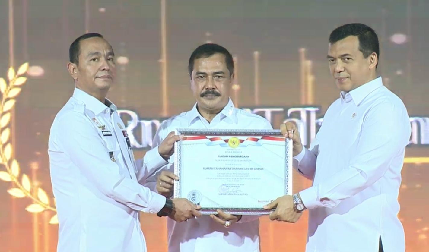 PENGHARGAAN: Kepala Rutan Kelas IIB Gresik Yuliawan Dwi Nugroho menerima penghargaan prestisius di lingkungan Kemenkumham.