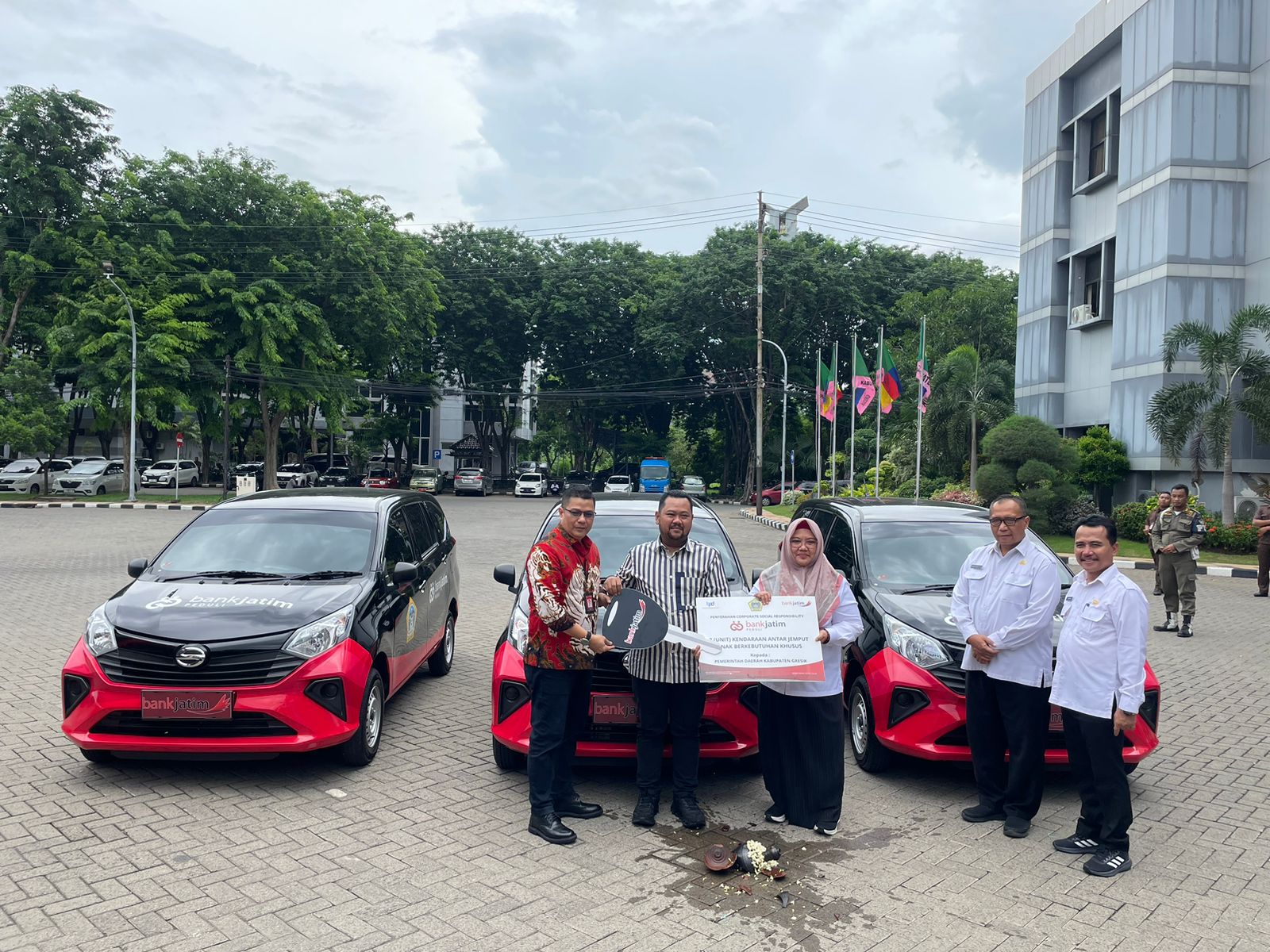 BANTUAN CSR : Bupati Gresik, Fandi Akhmad Yani dan Wakil Bupati Gresik Aminatun Habibah menerima bantuan Kepala Bank Jatim Cabang Gresik, Abdullah Basid