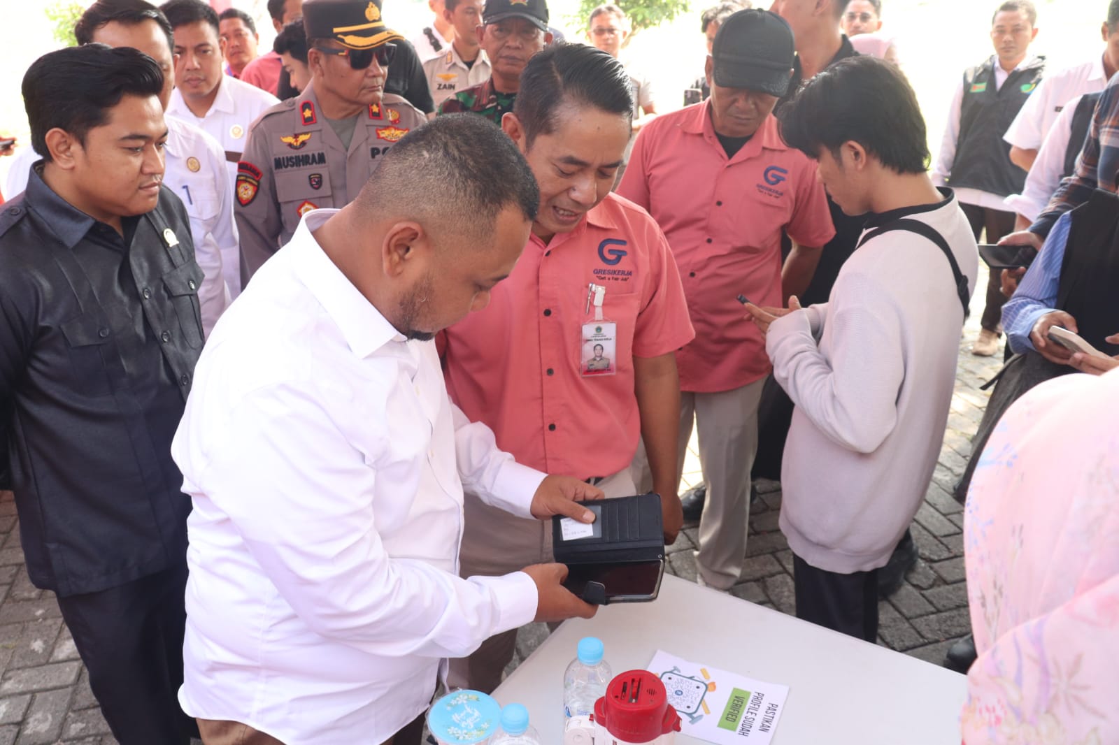 INOVATIF : Bupati Gresik mencoba langsung aplikasi GresikKerja saat meninjau job fair Dinas Tenaga Kerja (Disnaker) Kabupaten Gresik.