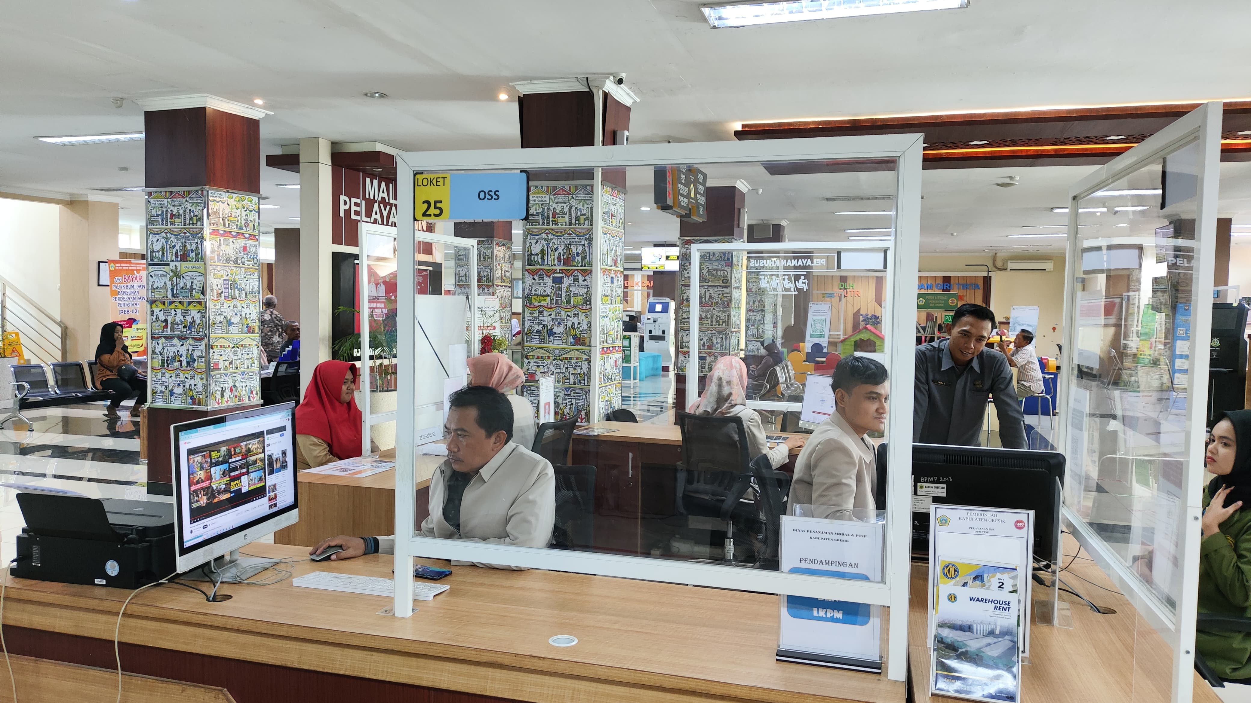 Foto A : MELAYANI : Proses pelayanan publik kepada masyarakat di Kabupaten Gresik.