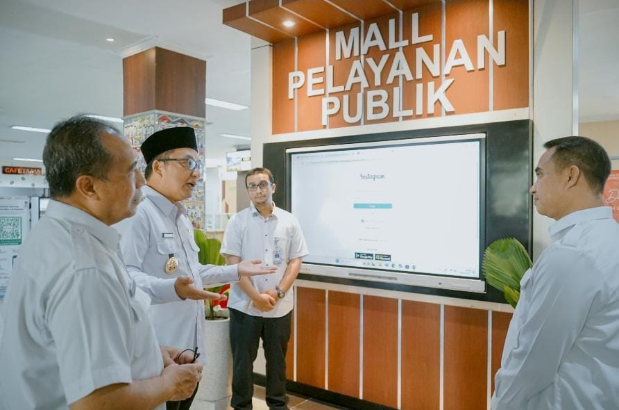 CEK PELAYANAN : Wabup Gresik dr. Alif saat mengunjungi kantor MPP untuk memastikan kualitas pelayanan publik kepada masyarakat tetap optimal dan terus berkembang.