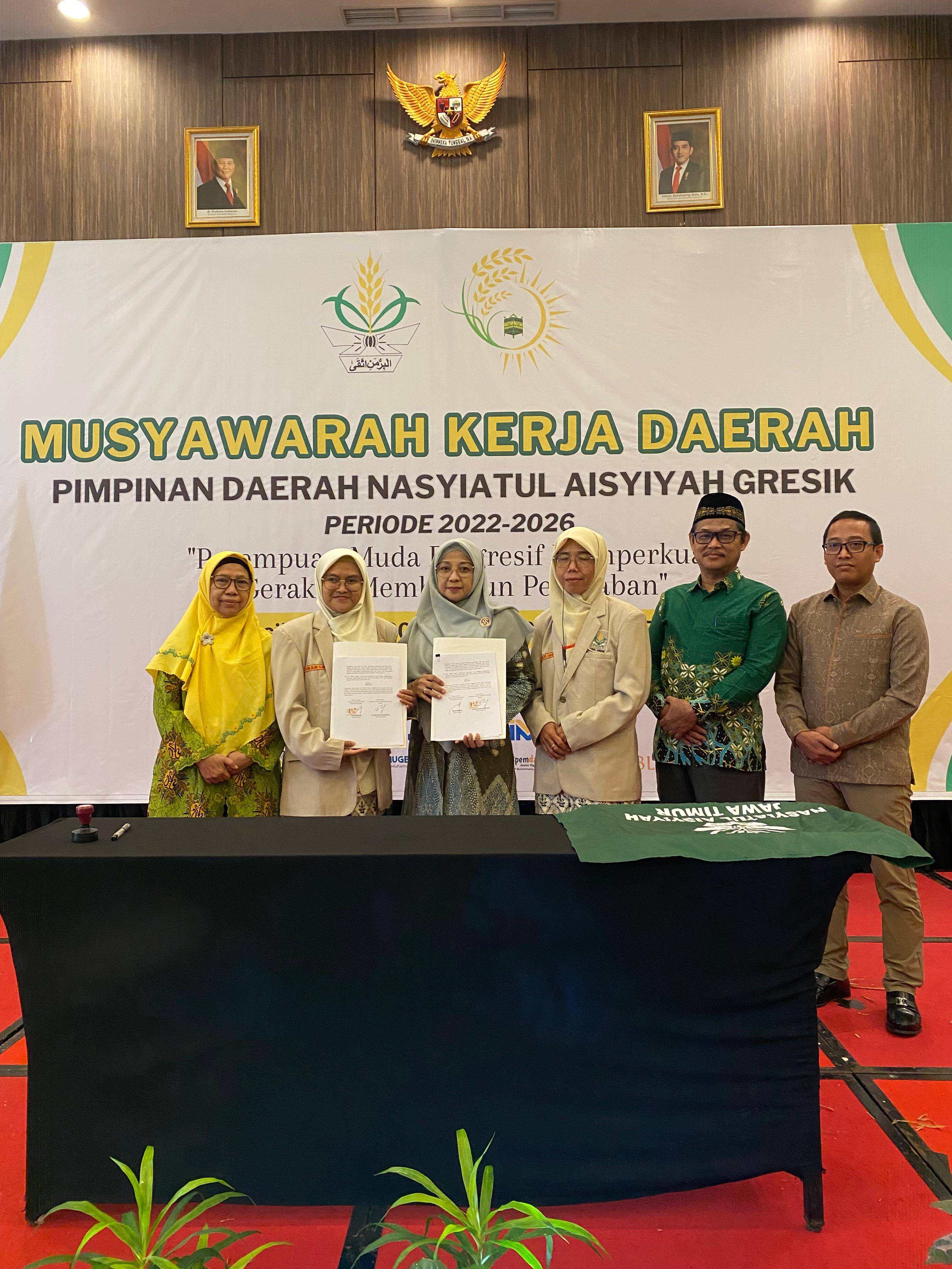 MERDEKA SAMPAH : Dinas Lingkungan Hidup (DLH) Kabupaten Gresik dan Pimpinan Daerah Nasyiatul Aisyiyah (PDNA) Gresik resmi menjalin kerja sama strategis tentang Program Gresik Kawasan Merdeka Sampah.
