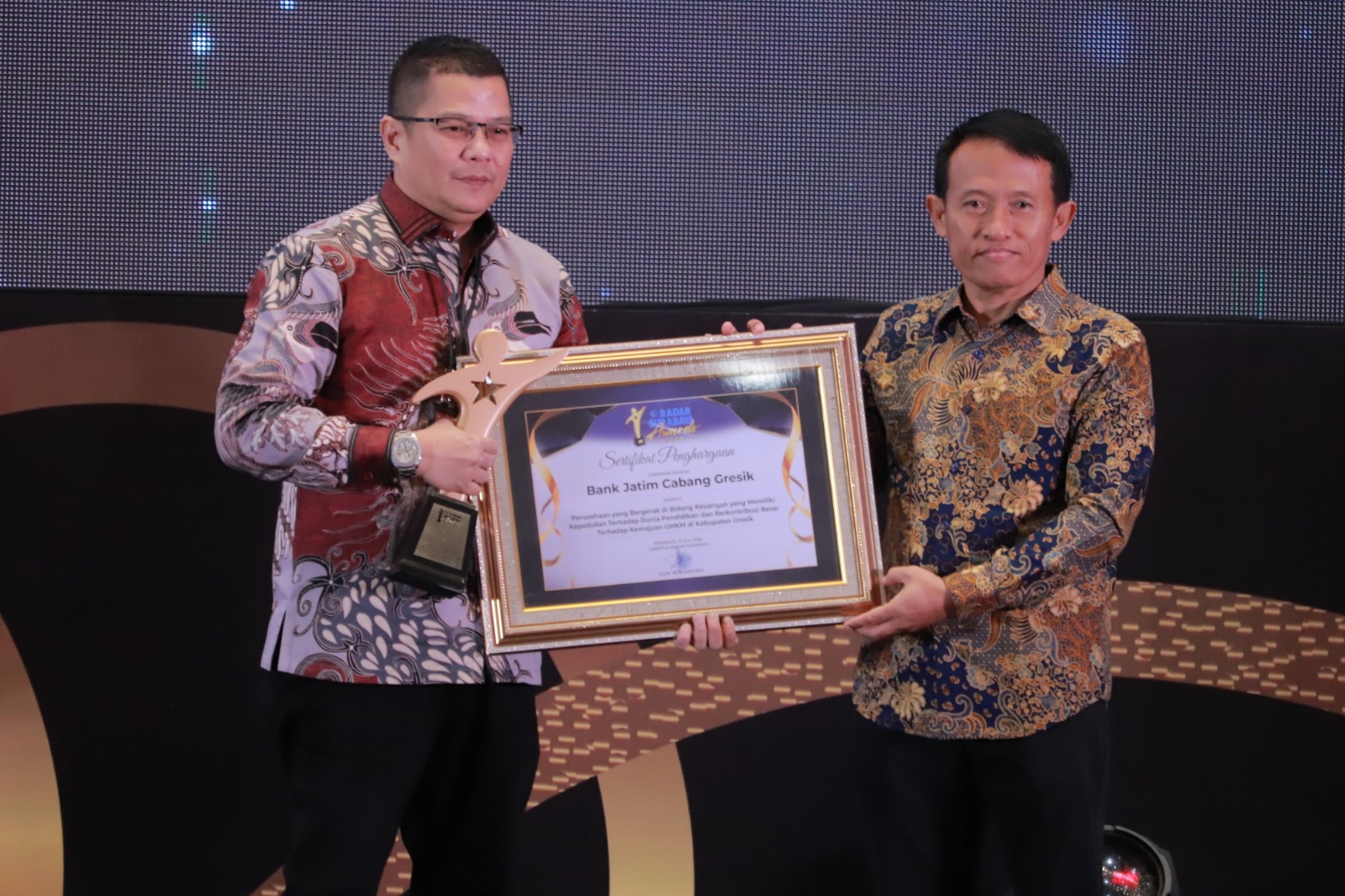 BANGGA : Abdullah Basid, Pimpinan Bank Jatim Cabang Gresik menerima penghargaan Radar Surabaya Award 2025 yang diberikan secara langsung oleh Leak Kustiyo selaku Direktur Utama PT Jawa Pos Koran.