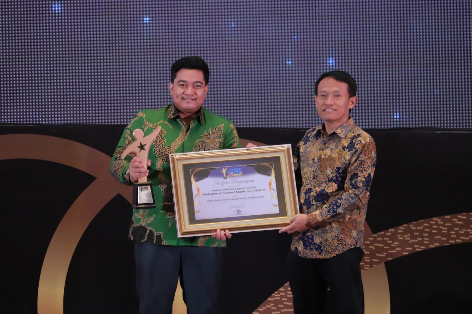 APRESIASI: Direktur Utama Jawa Pos Group, Leak Kustiya memberikan penghargaan Radar M. Syahrul Munir dalam seremoni yang berlangsung di Hotel Vasa Surabaya, Kamis (31/7/2025).