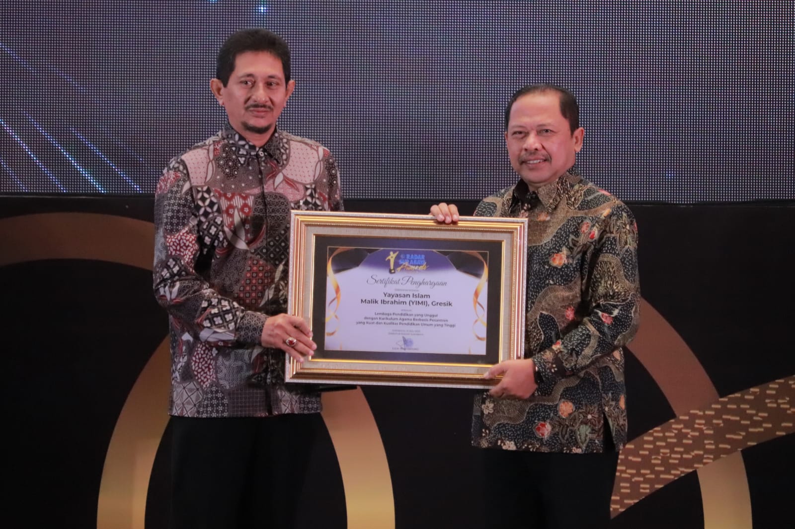 Hebat : Ketua Yayasan Islam Malik Ibrahim. Muhammad Syihab menerima penghargaan Radar Surabaya Award dari Direktur PT. Radar Media Surabaya Lilik Widyantoro.