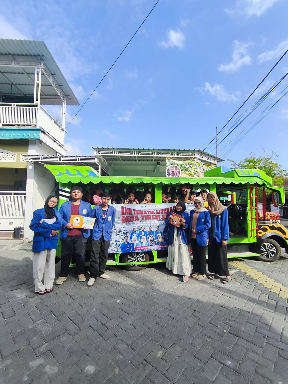 Giat : Mahasiswa KKN ITS manfaatkan odong-odong untuk perpustakaan keliling di Desa Tirem.
