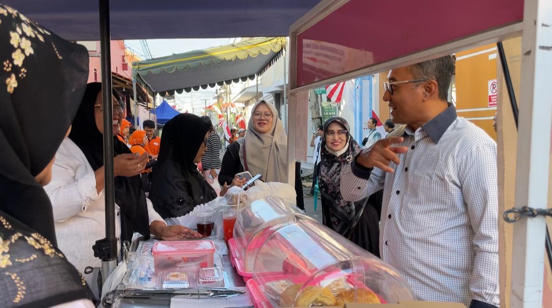 Lurah Kemuteran Rizal Ghithrif saat mengunjungi salah satu stand UMKM di Kelurahannya.