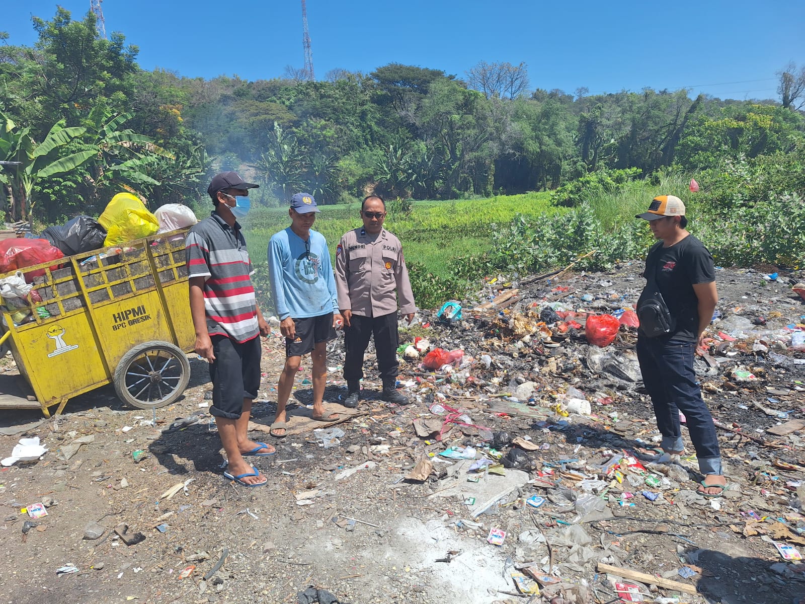 DIEVAKUASI : Anggota Polsek Kebomas, BPBD Gresik dibantu warga saat mengevakuasi korban tenggelam di sebuah telaga yang berada di Dusun Putat Keraton.
