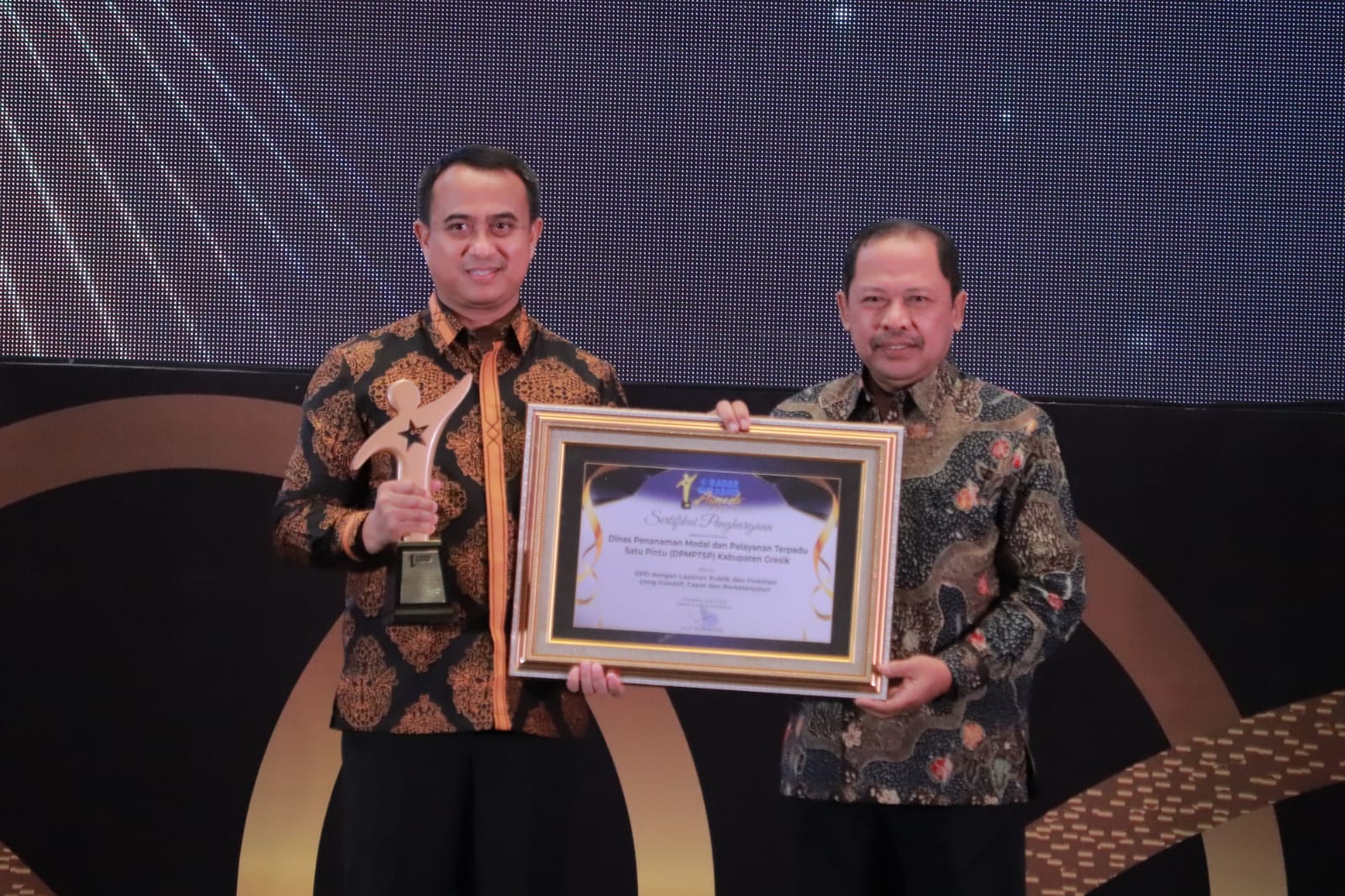 PENGHARGAAN : Kepala DPMPTSP Kabupaten Gresik A.M. Reza Pahlevi, A.P. menerima penghargaan Radar Surabaya Award 2025 dari Direktur PT Radar Media Surabaya, Lilik Widyantoro.