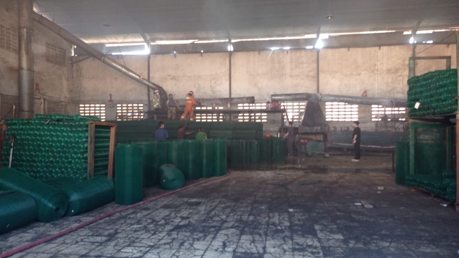 KEBAKARAN : Petugas pos Damkar Driyorejo Gresik saat melakukan pemadaman.