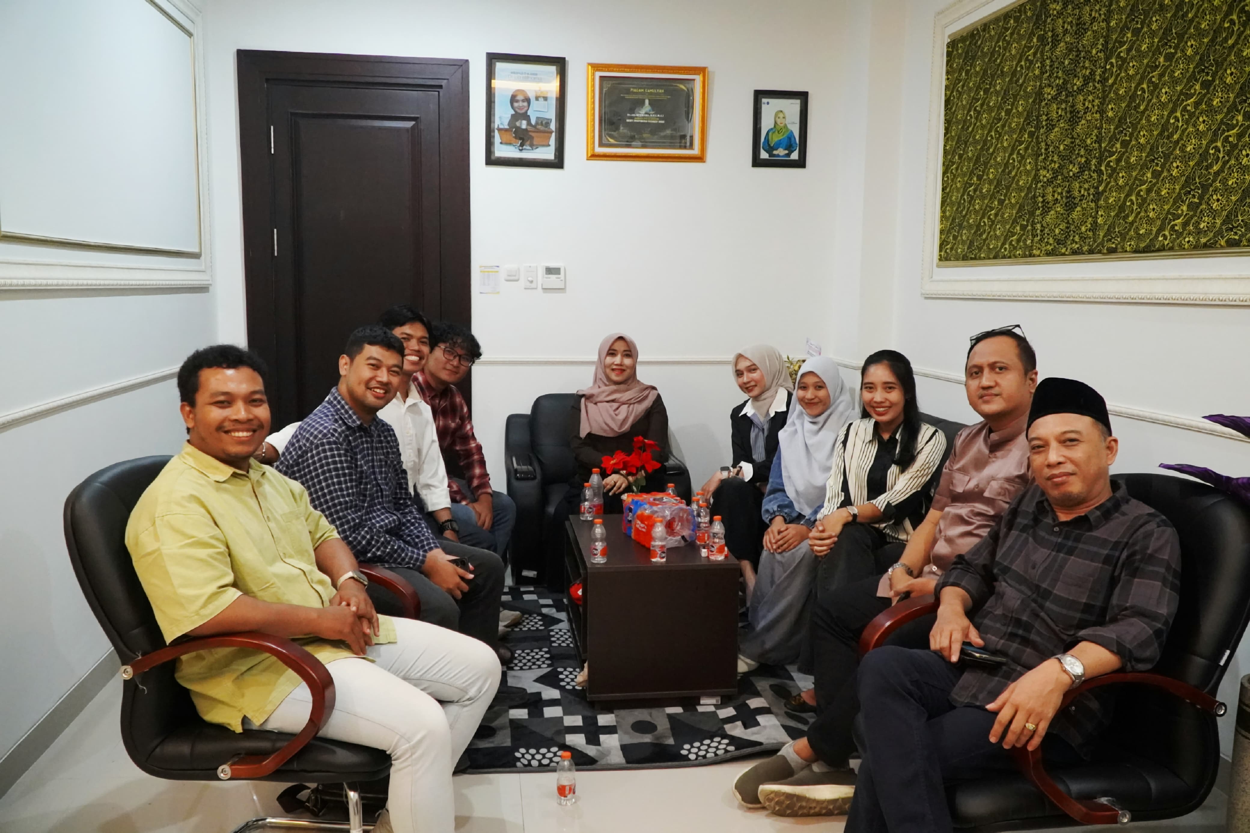 Anggota DPD RI Lia Istifhama bersama mahasiswa muda di Kantor DPD RI Perwakilan Jatim.