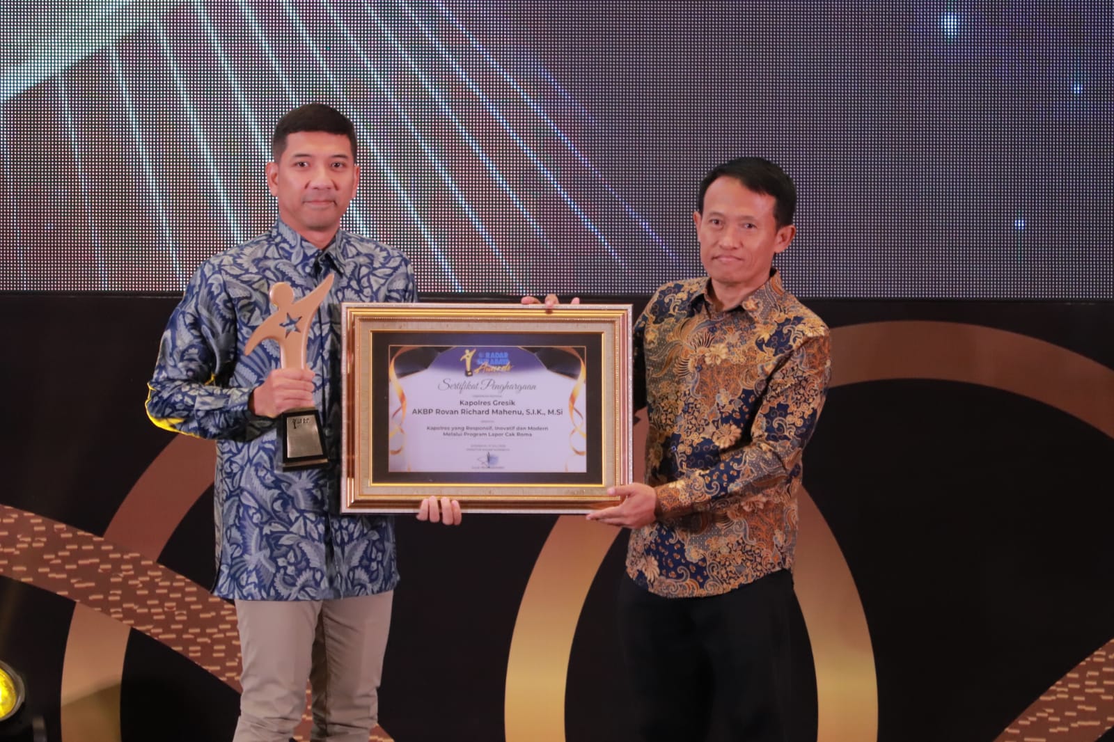 PENGHARGAAN : Wakapolres Gresik Kompol Danu Anindhito Kuncoro Putro, S.I.K.,M.H. mewakili Kapolres Gresik saat menerima penghargaan Radar Surabaya Award 2025 dari Leak Kustiyo Dirut Jawa Pos.