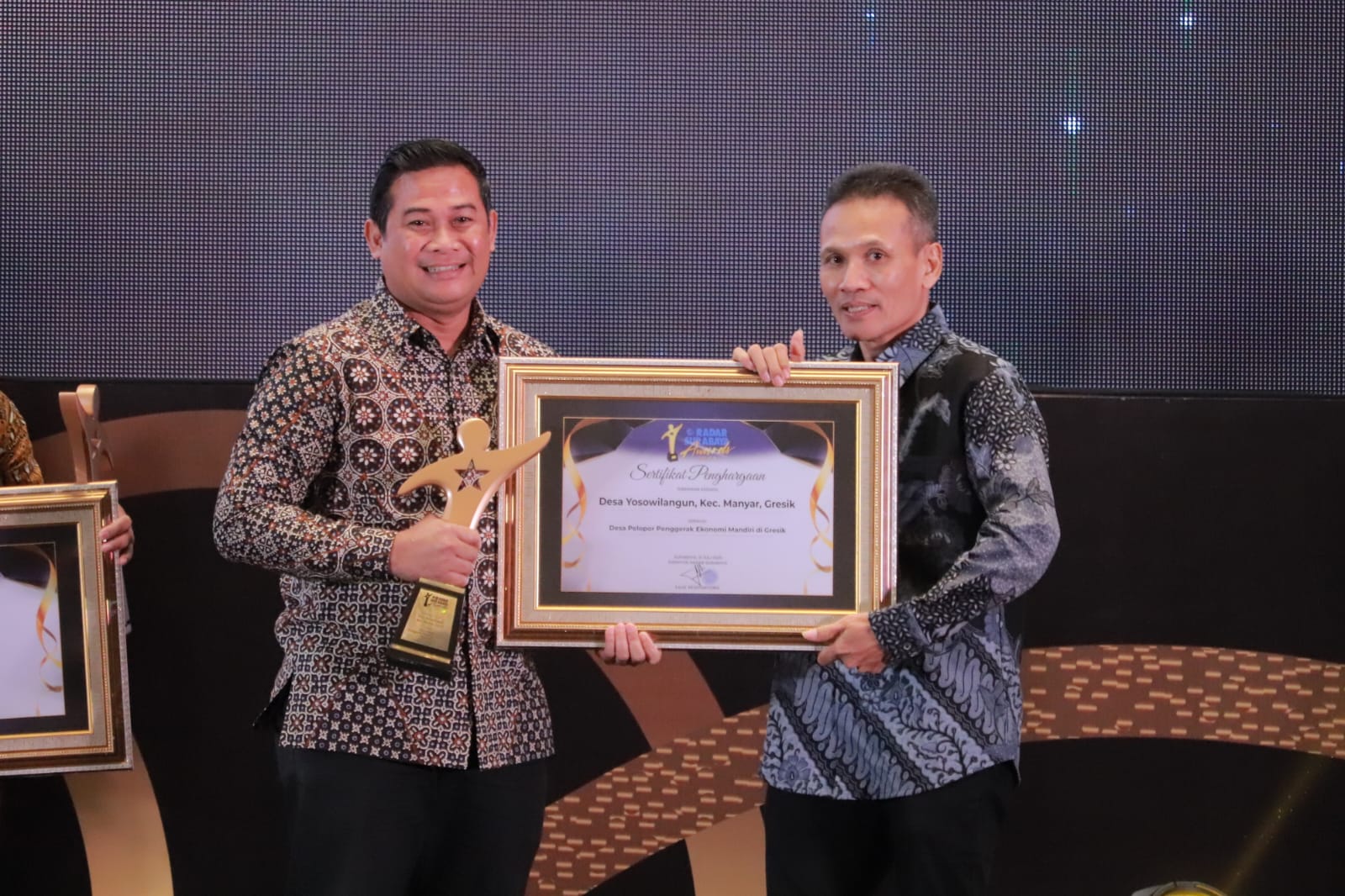 Hebat : Kepala Desa Yosowilangun menerima penghargaan RSA 2025 yang diserahkan langsung oleh Direktur Jawapos TV Masrudi Nurwahid.