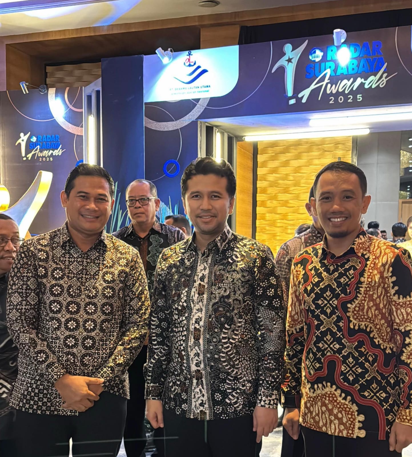 Kepala Desa Yosowilangun, H. Abdur Rosyid ditemani Direktur BUMDes Triasmono berfoto bersama wakil Gubernur Jawa Timur, Emil Elestianto Dardak saat acara RSA 2025.