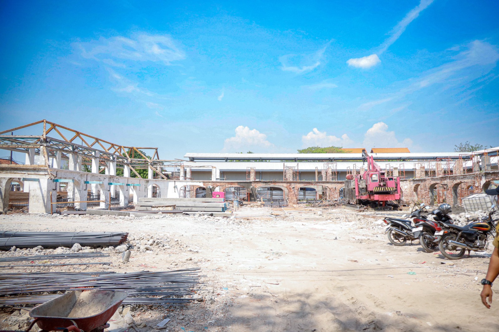 Bupati Gresik Fandi Akhmad Yani bersama Wakil Bupati dr. Asluchul Alif meninjau langsung progres pembangunan Unit Pelaksana Teknis (UPT) Pasar Sidayu, Senin (4/8/2025).