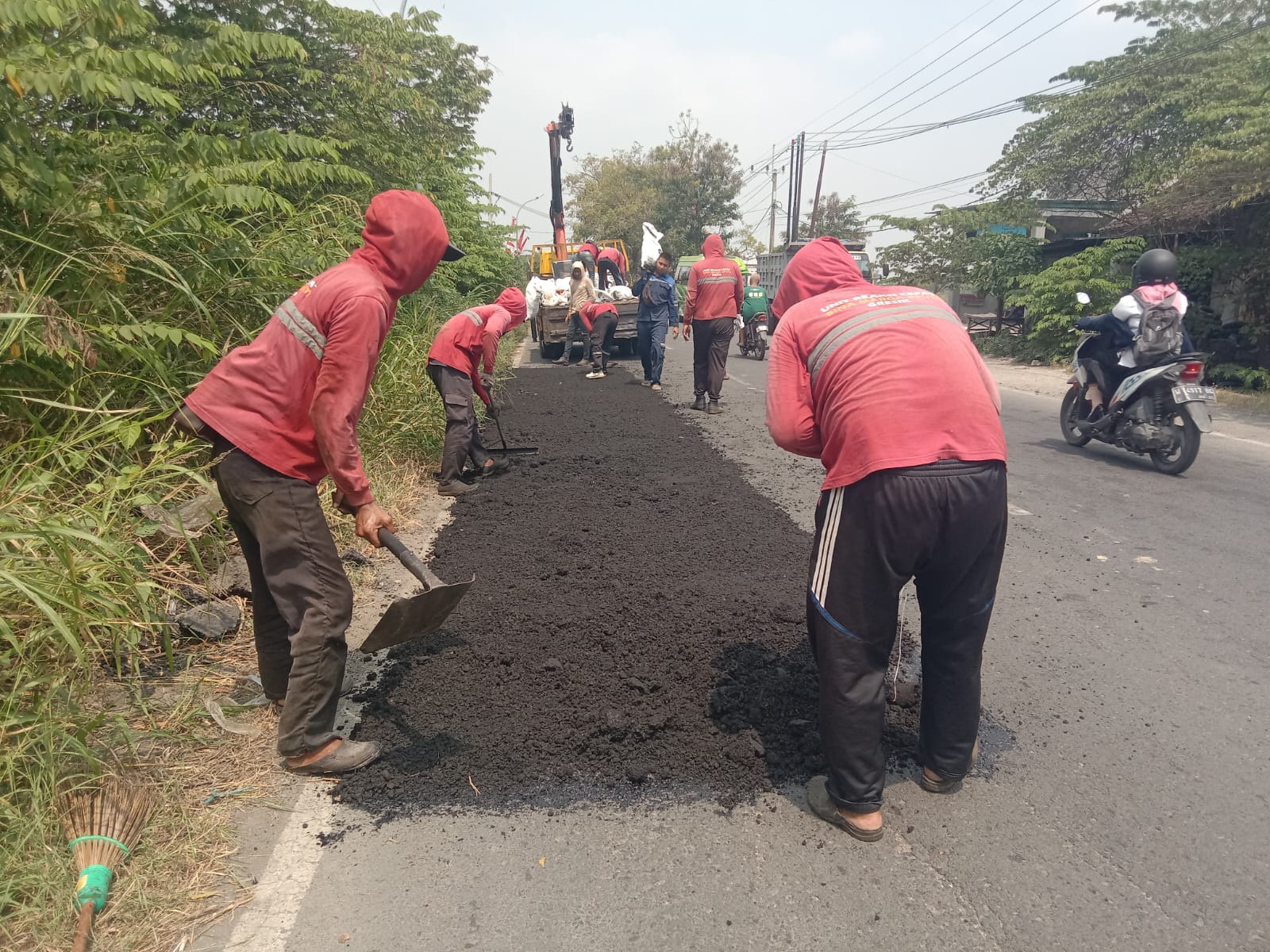 TAMBAL SULAM &ndash; Tim URC DPUTR Gresik melakukan perbaikan jalan di ruas Benjeng&ndash;Metatu.