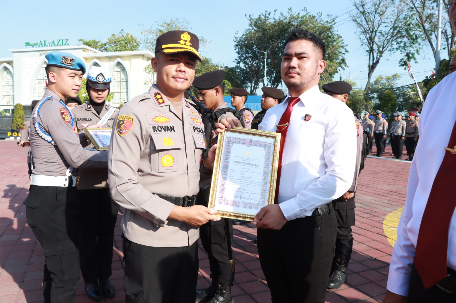 PENGHARGAAN: Kapolres Gresik AKBP Rovan Richard Mahenu memimpin upacara Korp Raport Kenaikan Pangkat Pengabdian dan pemberian penghargaan bagi personel berprestasi, Senin pagi (4/8/2025), di halaman.