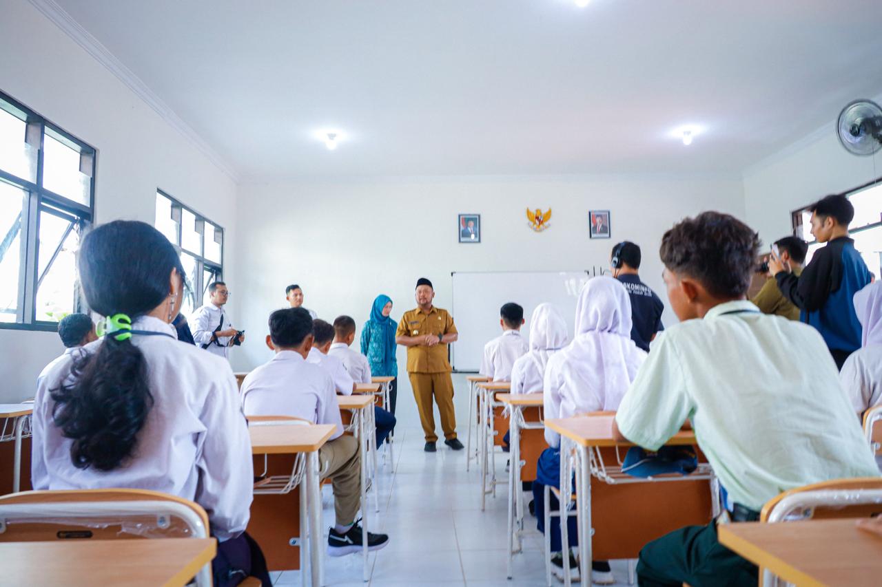 RESMIKAN &ndash; Bupati Gresik Fandi Akhmad Yani dan Wakil Bupati dr. Asluchul Alif saat meresmikan Sekolah Rakyat Gresik di Desa Mriyunan, Sidayu.