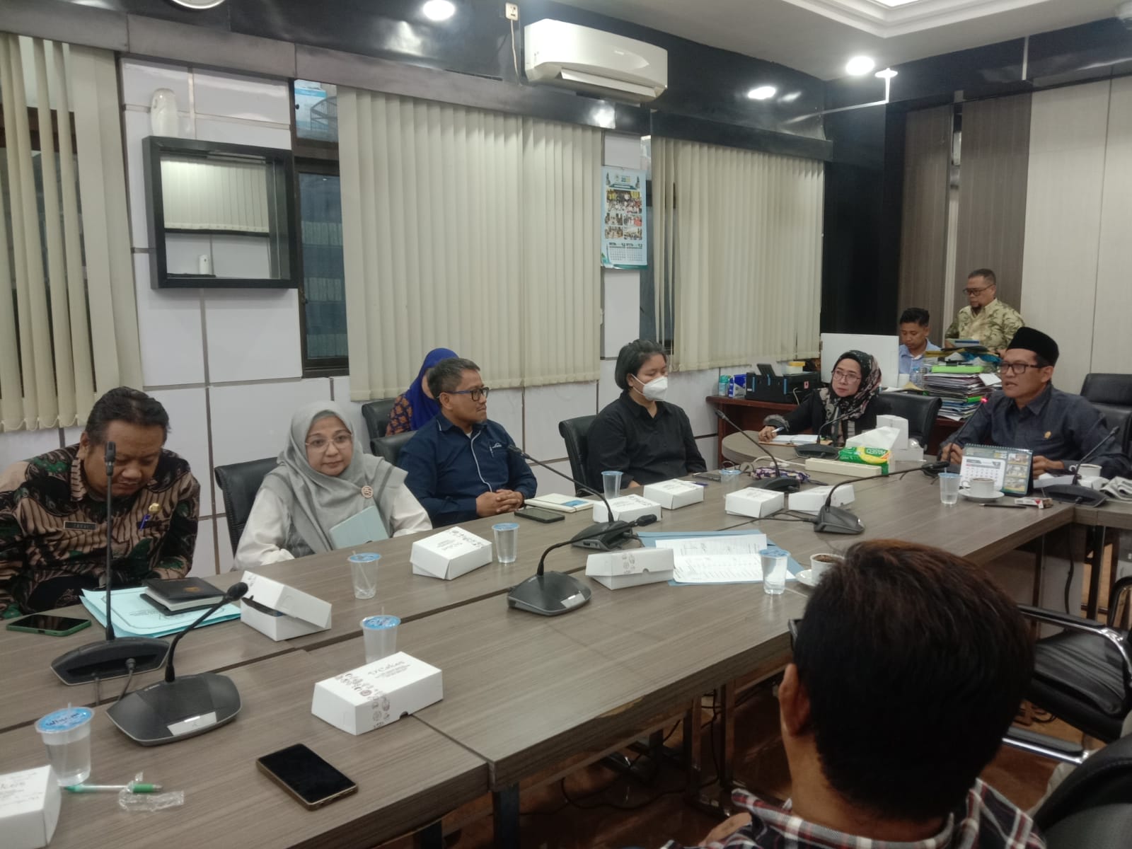 HEARING &ndash; Komisi III DPRD Gresik menggelar rapat dengar pendapat (hearing) bersama PT Linde, DLH, dan perangkat Desa Roomo terkait insiden hujan debu.