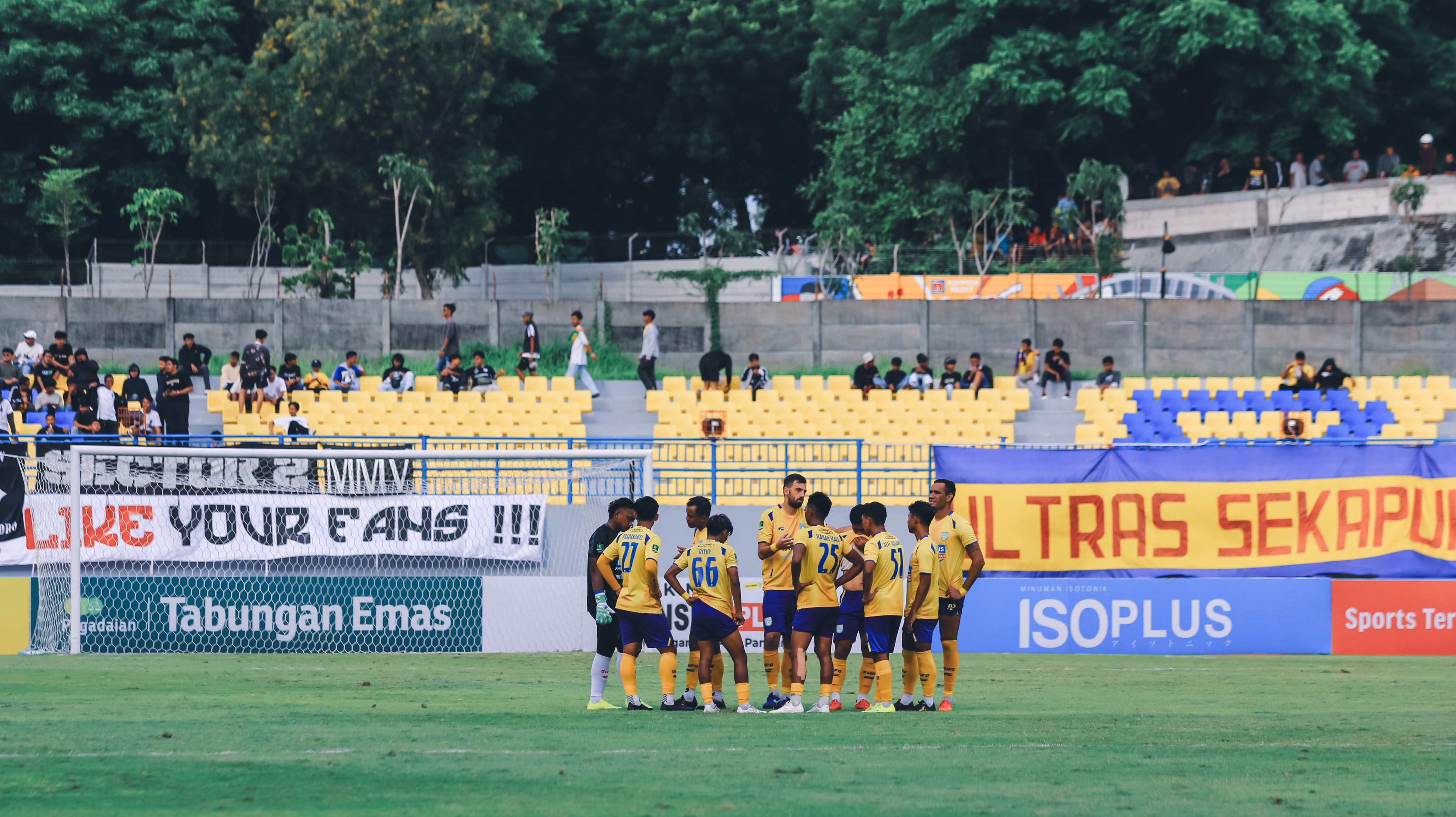 PERSIAPAN &ndash; Gresik United memulai persiapan menuju Liga 3 dengan seleksi pemain.