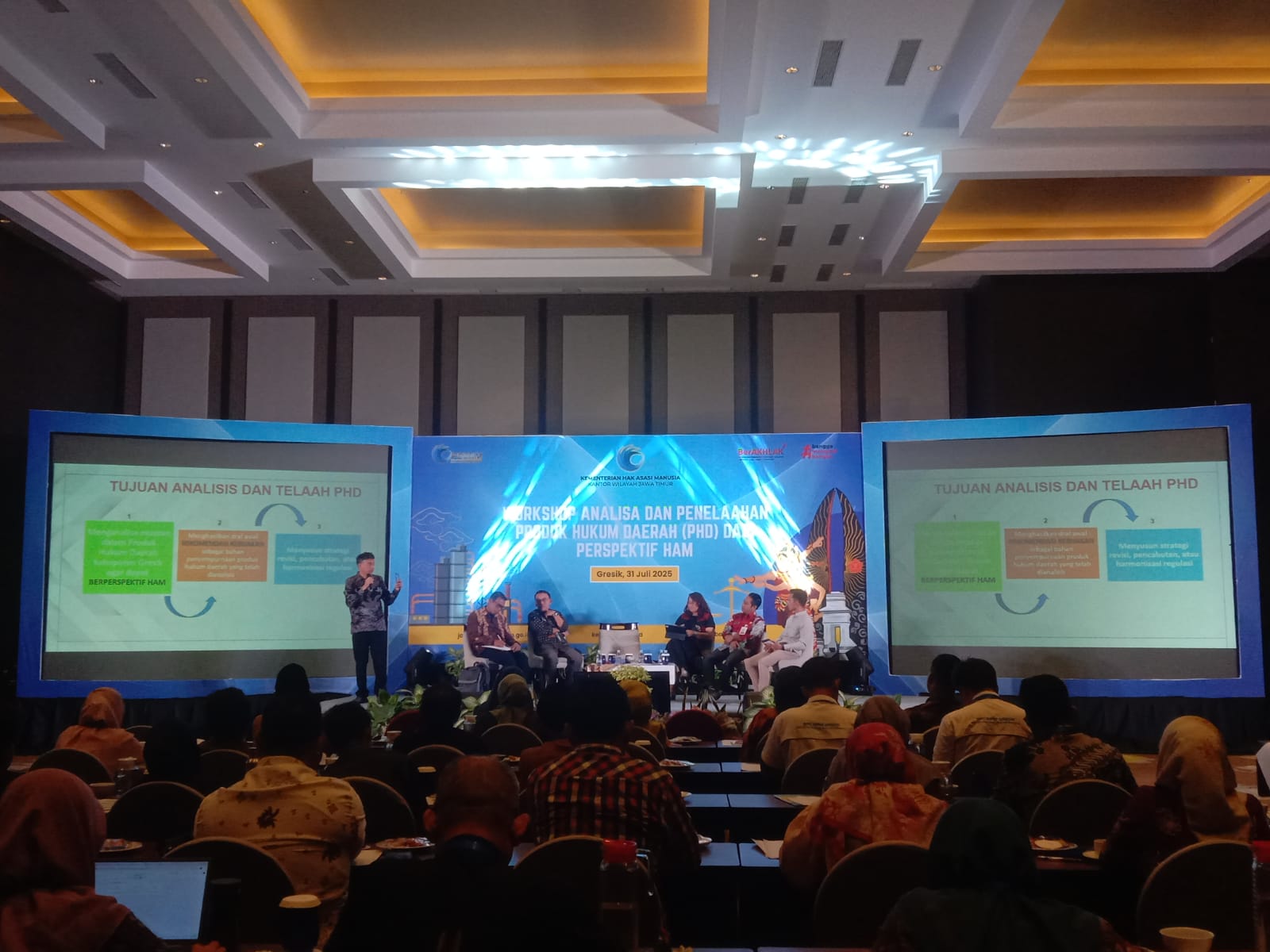 SAMBUTAN : Kepala Kantor Wilayah Kementerian HAM Jatim, Toar R.E. Mangaribi saat kegiatan workshop analisa dan penelaahan produk hukum daerah dari perspektif HAM