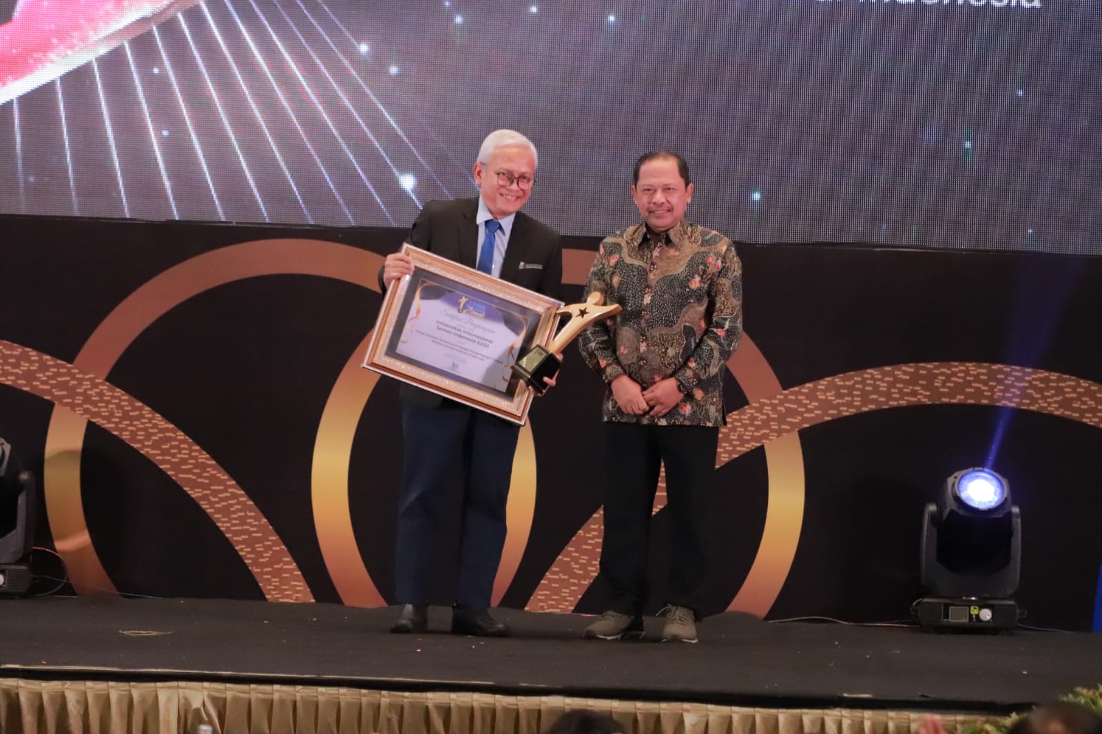 KAMPUS HERITAGE : Rektor UISI  Prof. Dr. Ing. Ir. Herman Sasongko menerima penghargaan RSA 2025 yang diberikan secara langsung oleh Direktur Utama PT Radar Media Surabaya, Lilik Widyantoro.