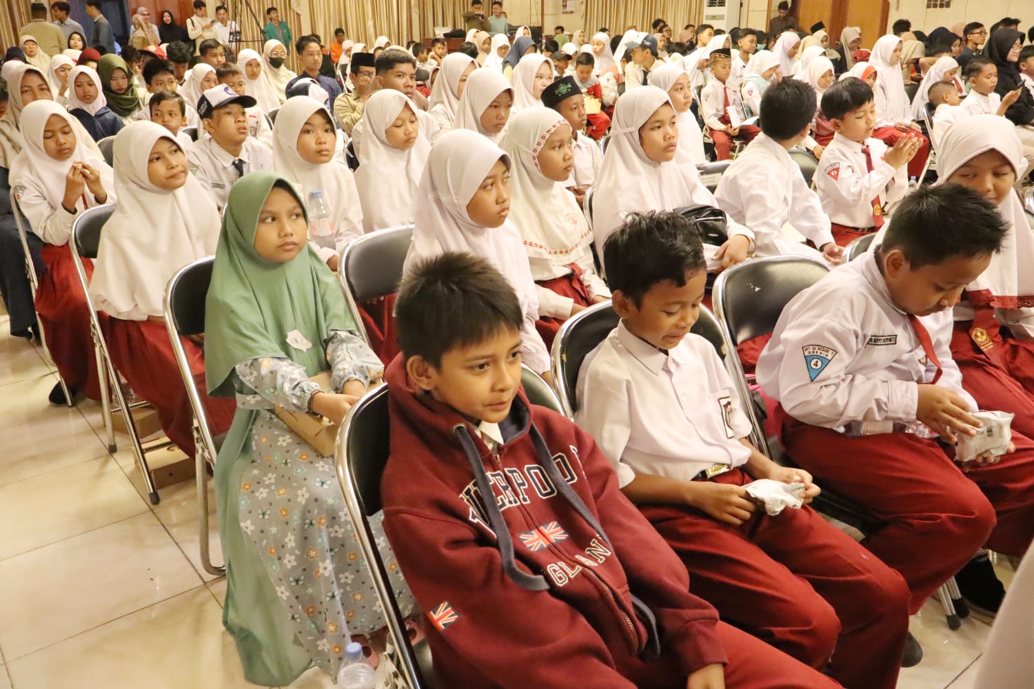 SALURKAN BANTUAN: Ribuan pelajar dan ratusan mahasiswa mendapatkan bantuan beasiswa Baznas di Gresik.
