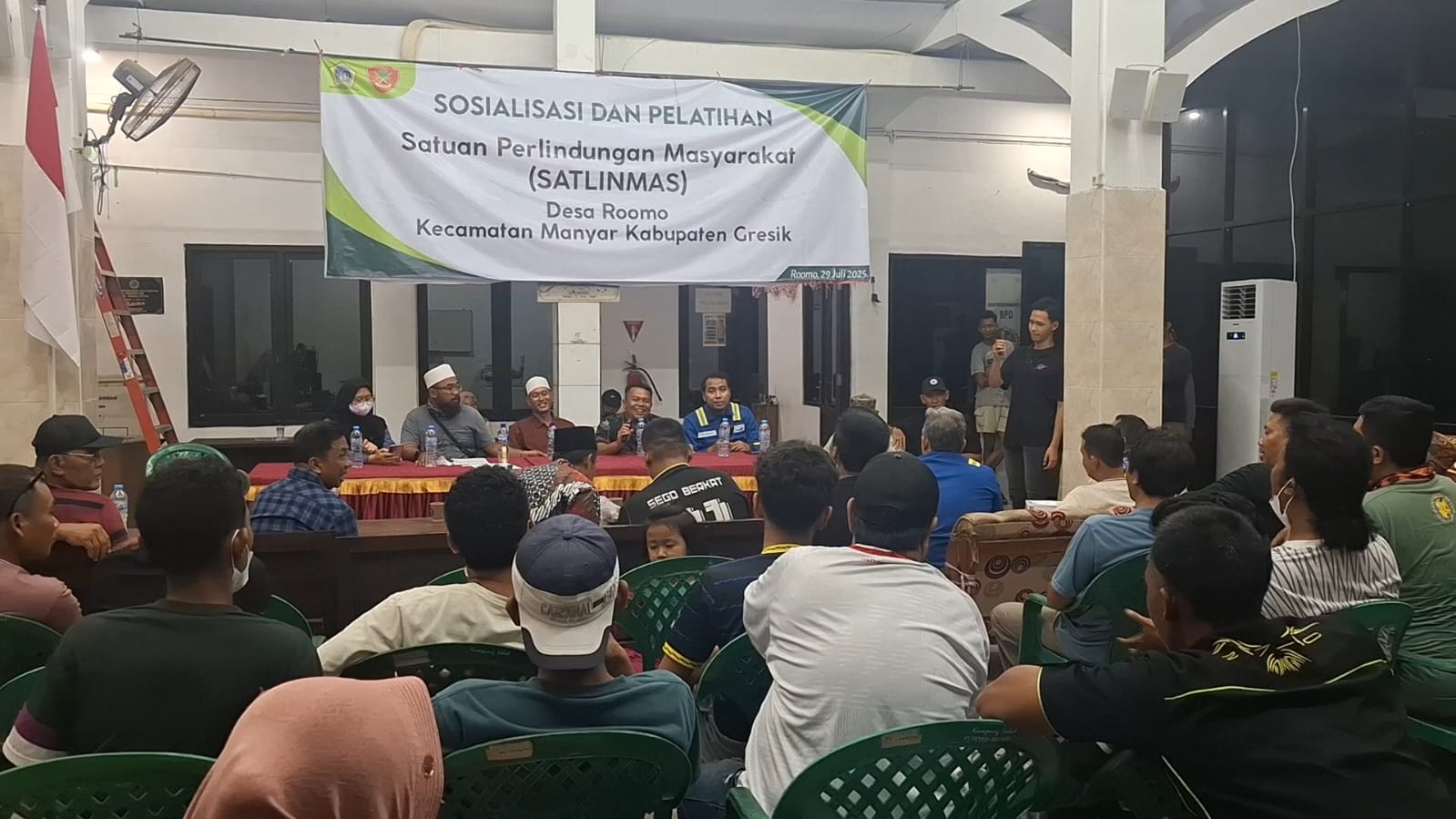 TUNTUTAN: Warga Desa Roomo, Kecamatan Manyar, Kabupaten Gresik saat sidang mediasi usai rapat bersama