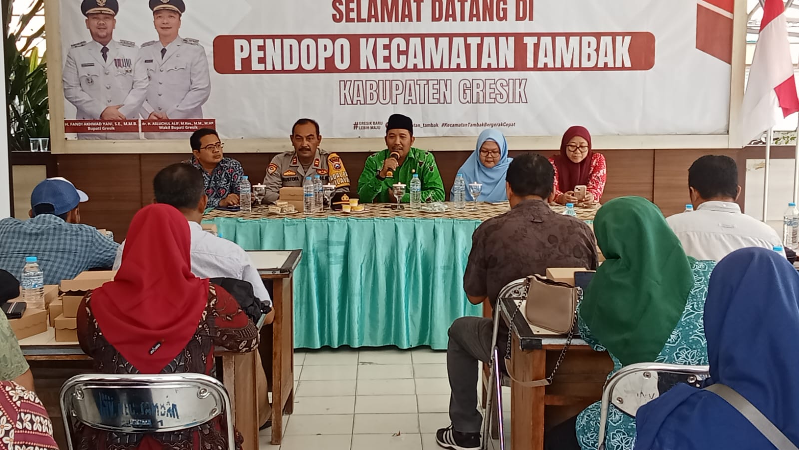 Kapolsek Tambak Iptu Mustofa beserta jajaran Forkopimcam, tokoh agama dan masyarakat, Kecamatan Tambak, Bawean, Gresik saat menggelar rapat koordinasi lintas sektor.