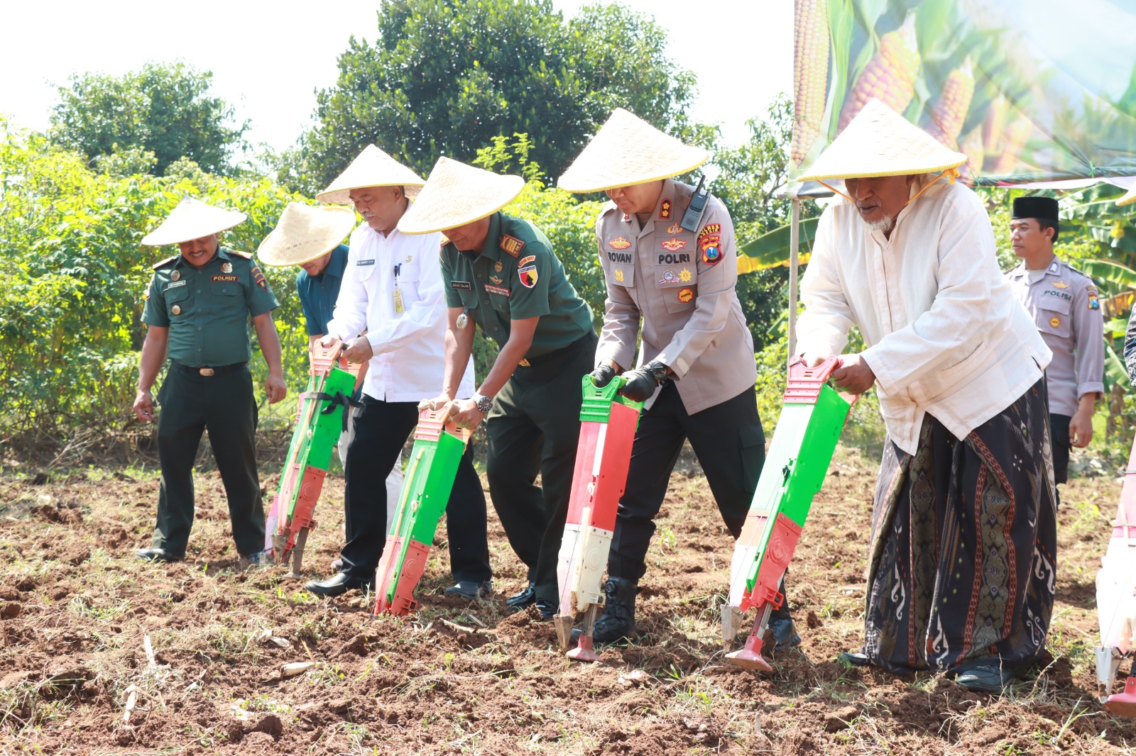 TANAM JAGUNG : Kapolres Gresik AKBP Rovan Richard Mahenu bersama Kepala Dinas Pertanian, Ketua MUI, dan Pengasuh Ponpes Al-Falah, KH. Mukhozim Baqir, menanam jagung untuk mendukung ketahanan pangan.
