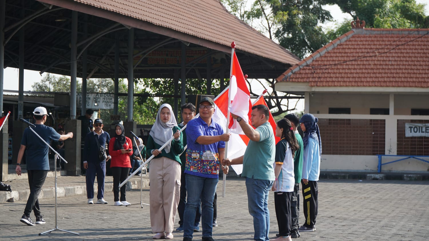 PEMBAGIAN : Jelang perayaan Kemerdekaan, pembagian bendera merah putih gratis kepada masyarakat Gresik