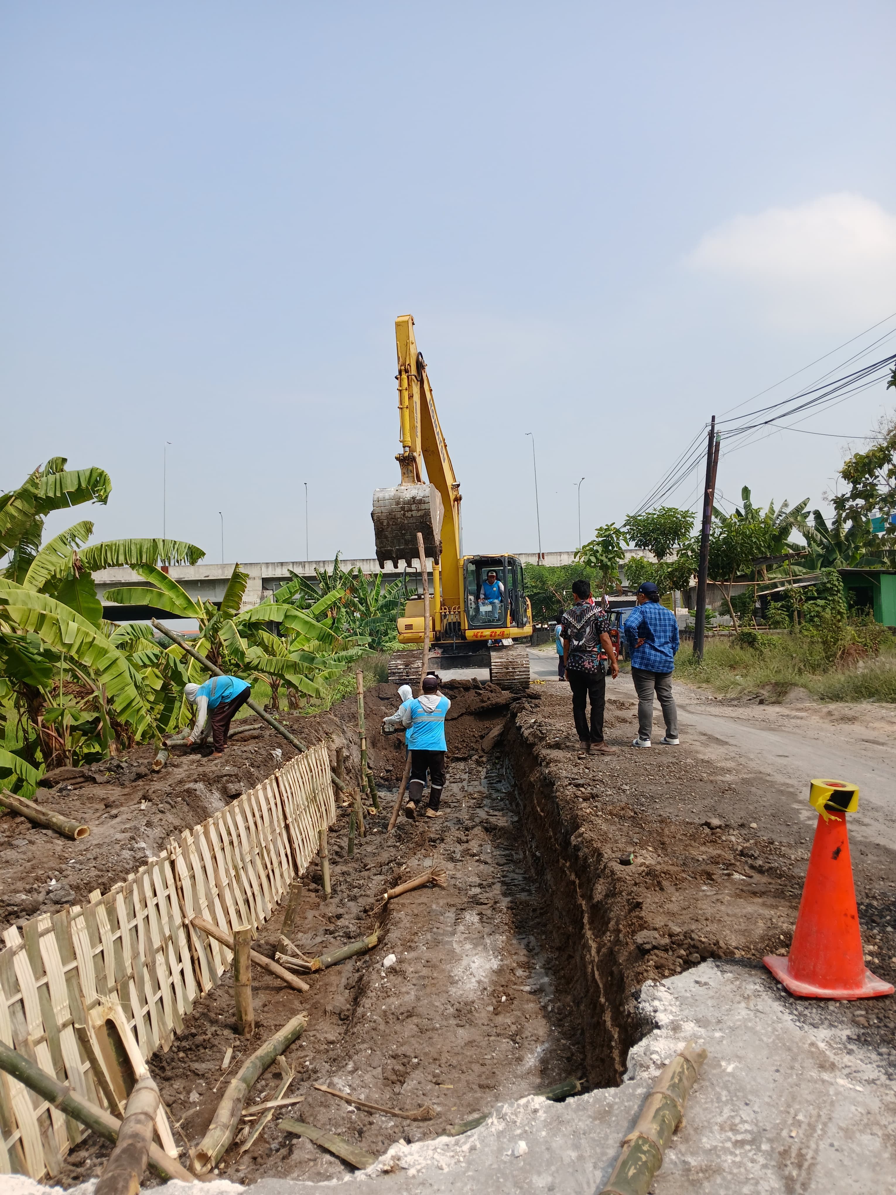 PEKERJAAN : Tim URC DPUTR Gresik melakukan perbaikan jalan di Banjarsari-Kedanyang, Kebomas Gresik.