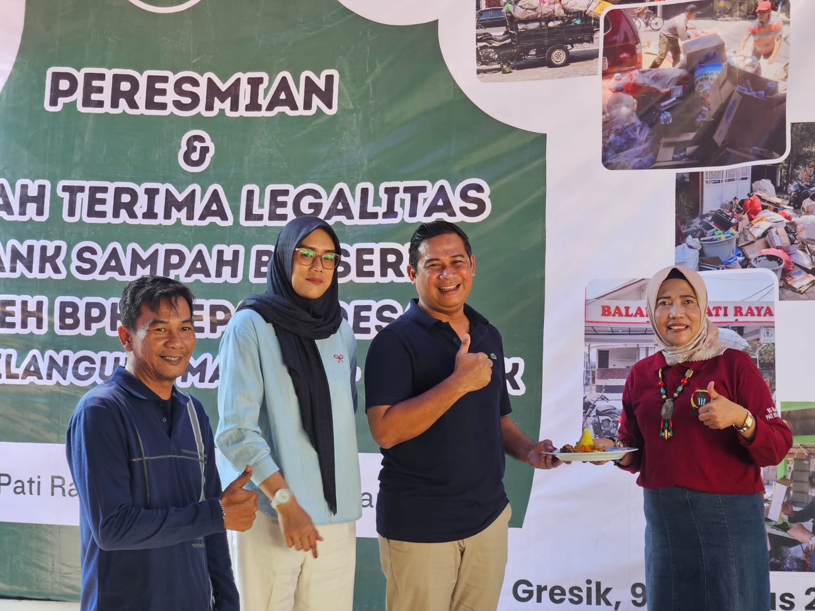 Ciptakan Kemandirian : Kepala Desa Yosowilangun Gresik, Abdur Rosyid menerima potongan tumpeng dari Direktur Bank Sampah Berseri, Siti Aminatus&nbsp;Zariyah.