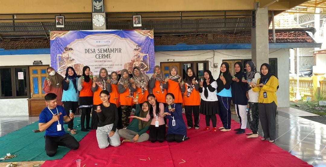 Kreativitas: Mahasiswa KKN Universitas Gresik mengajarkan pembuatan lilin dari minyak jelantah.