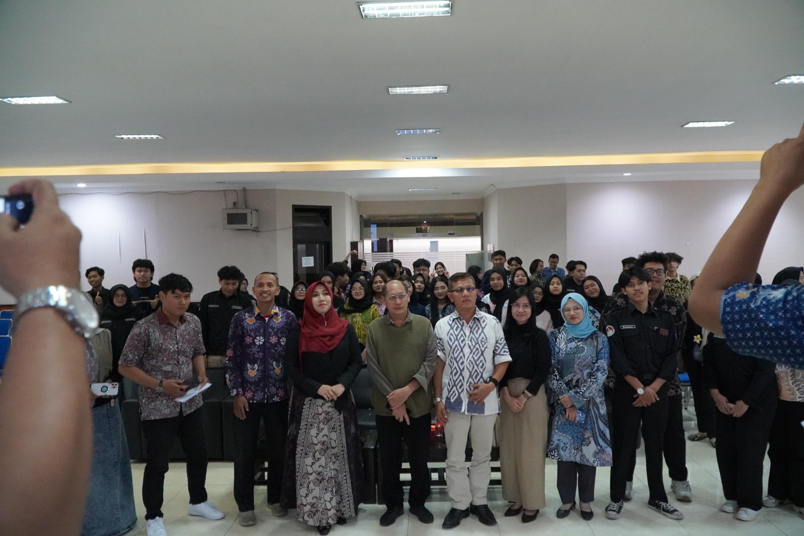 Kompak: Dr Lia Istifhama bersama jajaran dosen dan mahasiswa usai dialog aspirasi.