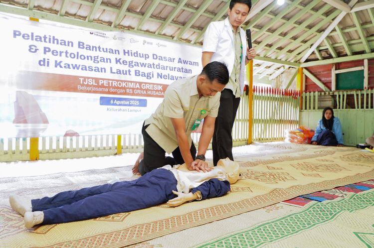 Petrokimia Gresik, anggota holding Pupuk Indonesia, menggelar program Tanggung Jawab Sosial dan Lingkungan (TJSL) bertajuk Nelayanku Sehat bagi ratusan nelayan di Kelurahan Lumpur, Gresik, Jawa Timur.
