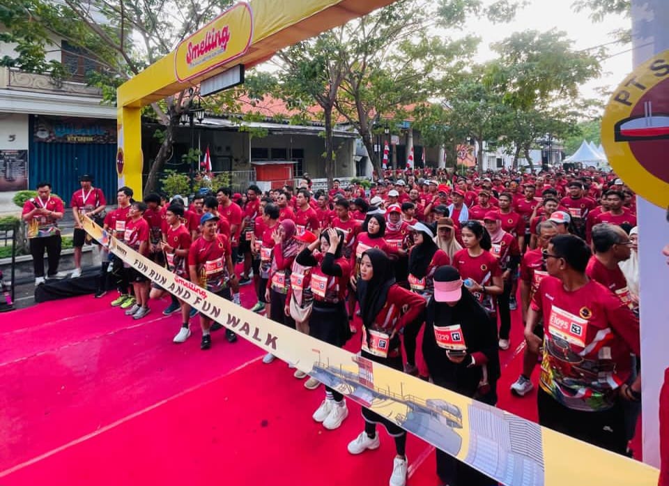 PT Smelting (PTS) menggelar Fun Run and Walk Run 2025 di kawasan Bandar Grisse, Minggu (10/8).