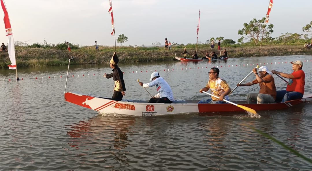 BALAP PERAHU: Peserta Lomba Perahu Dayung berpacu di ajang Kapolres Cup 2025, Desa Gredek, Kecamatan Duduksampeyan, Gresik.